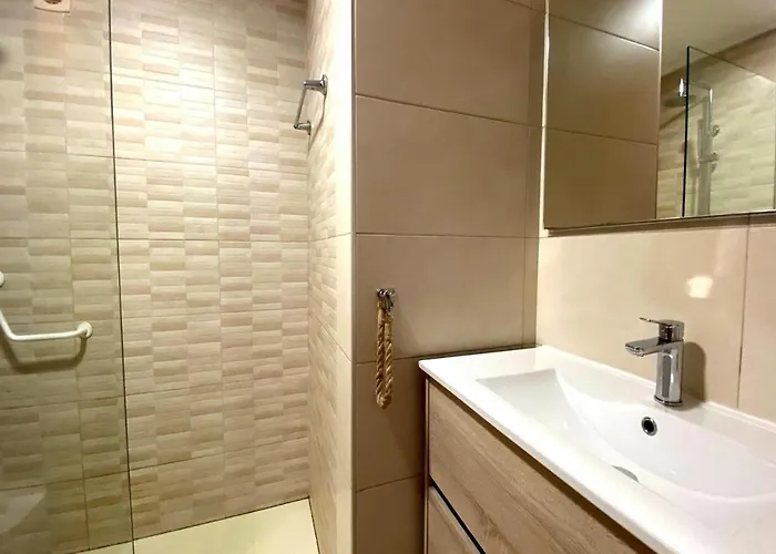 Espuma De Mar En Primera Línea De Playa De *